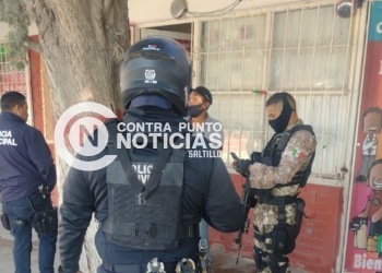 Lleva revólver a la escuela