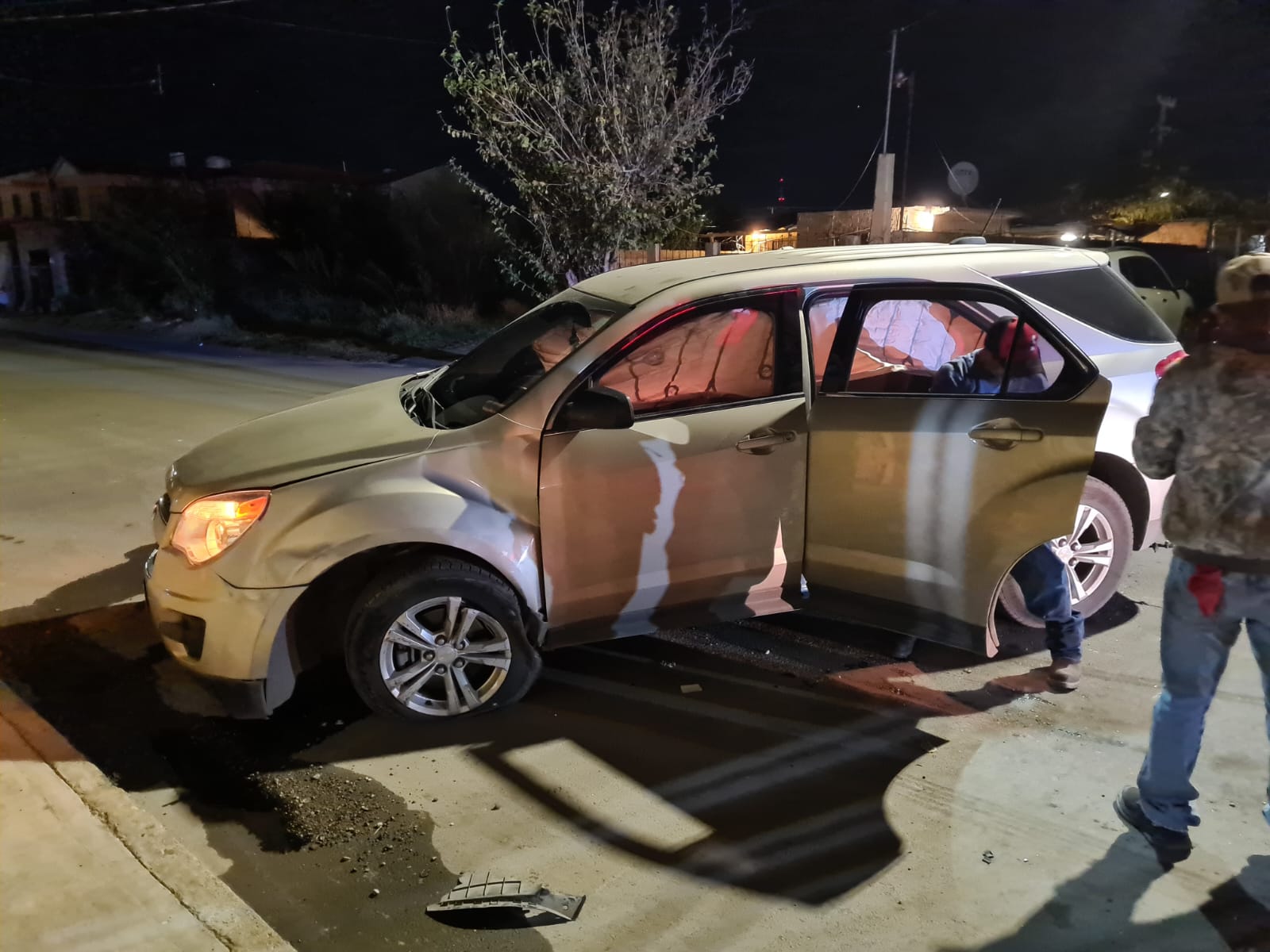 Vuelca mujer tras chocar camioneta contra vehículo estacionado