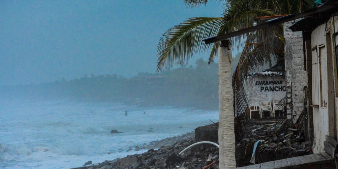 Colima libra paso de ‘Roslyn’ con daños menores