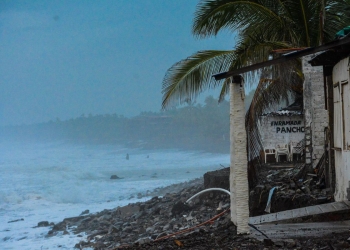 Colima libra paso de ‘Roslyn’ con daños menores