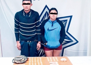 Detienen a pareja con 51 envoltorios de cristal