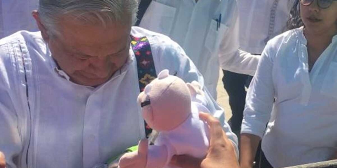 Ahora le tocó a AMLO; le avientan un Dr. Simi en su visita a Oaxaca