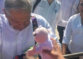 Ahora le tocó a AMLO; le avientan un Dr. Simi en su visita a Oaxaca