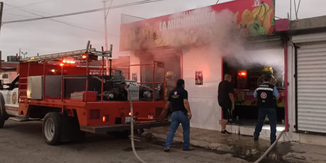 Corto circuito provoca incendio en negocio