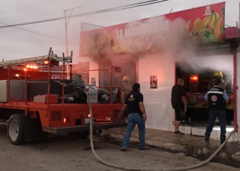 Corto circuito provoca incendio en negocio