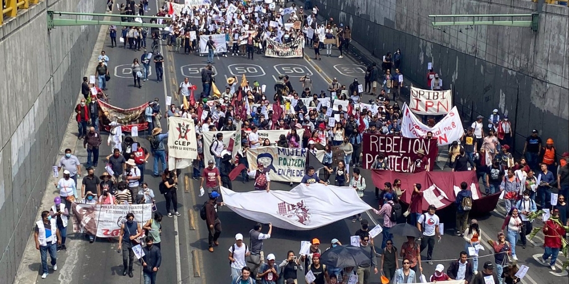 Marchan por el 54 aniversario de la matanza de Tlatelolco