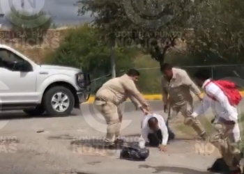 [Video] Captan a empleados de Simas golpeando a un hombre en vía pública