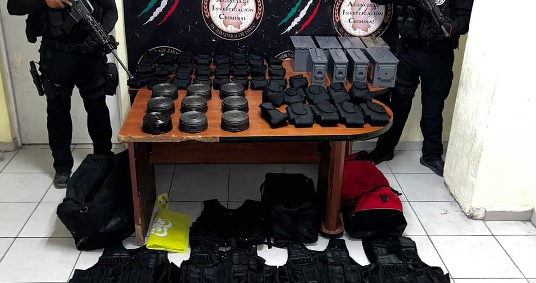 Aseguran policías investigadores cartuchos, cargadores y chalecos tácticos
