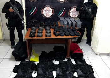 Aseguran policías investigadores cartuchos, cargadores y chalecos tácticos