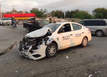 Taxista provoca encontronazo en transitado crucero