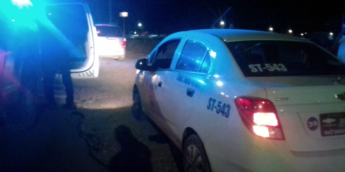 Taxista evita robo violento al enfrentar y someter al responsable