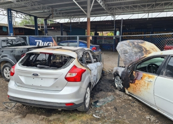 Se queman tres vehículos en taller de suspensiones
