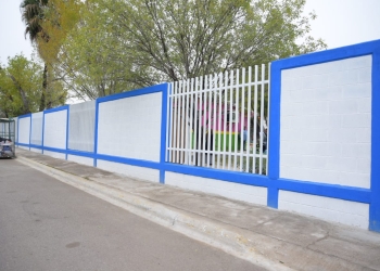 Construyen barda perimetral en Jardín de Niños