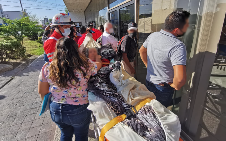 En camilla, abuela acude al banco para poder tramitar su tarjeta para el pago de la pensión