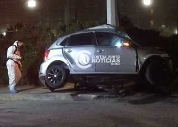 Muere al chocar contra un poste