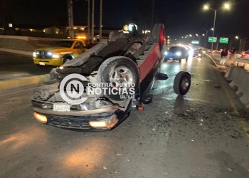 Con las llantas para arriba