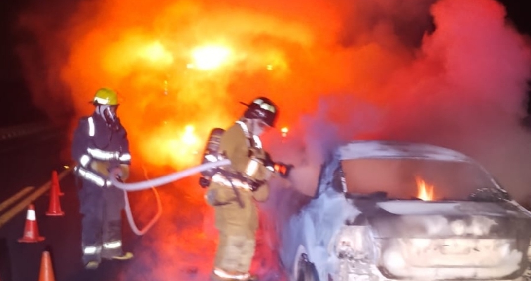 Arde auto en el Libramiento