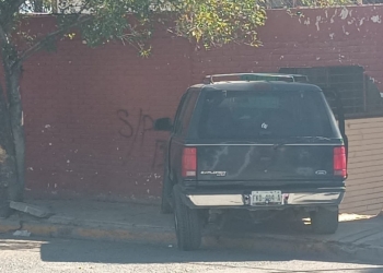 Se queda sin frenos y prensa a un joven