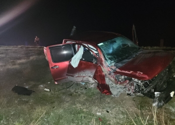 Provoca accidente carretero al circular a exceso de velocidad