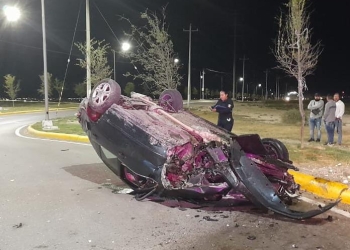 Continúa grave mujer tras aparatoso choque volcadura