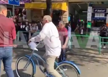 Adán Augusto usa bici y moto para llegar al Zócalo