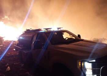 Se coordinan bomberos de Piedras Negras y cinco manantiales para controlar incendio en basurero de Nava