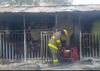 Corto circuito provoca incendio en domicilio