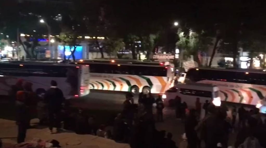Llegan 150 camiones de Guerrero y 72 de Coahuila a marcha de AMLO