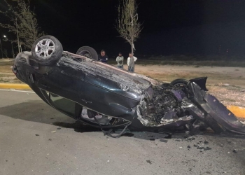 Continúa grave joven que participó en choque volcadura