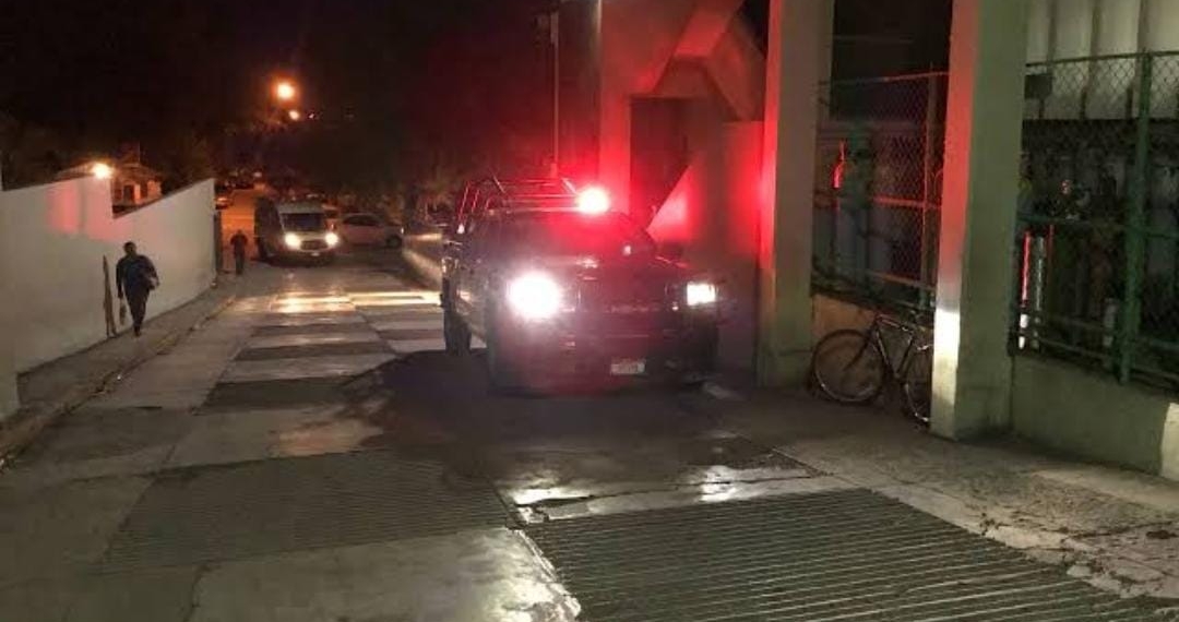Se da balazo en una pierna al manipular pistola calibre 22