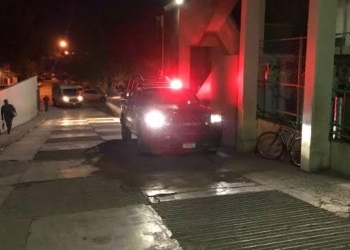 Se da balazo en una pierna al manipular pistola calibre 22