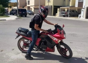 Roban motocicleta del exterior de una dulcería