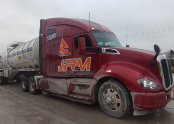 Tráiler provoca accidente sobre la Carretera 57
