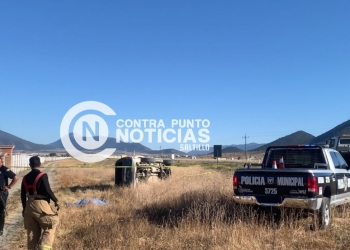 Muere hombre tras volcadura
