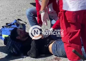 No alcanza a frenar y lo arrollan