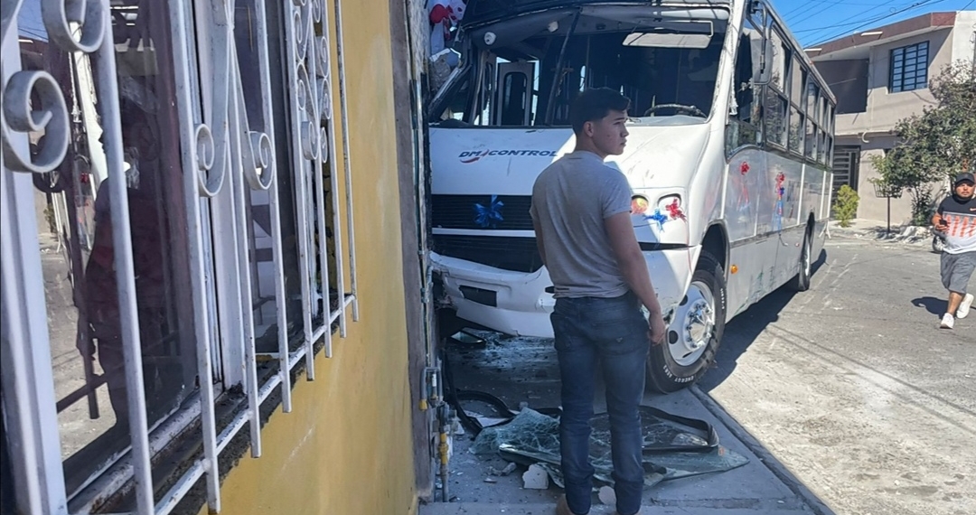 Una mujer termina prensada con camión