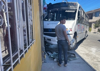 Una mujer termina prensada con camión