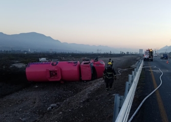 Vuelca pipa en la carretera