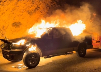 Bomberos de Arteaga sofocan vehículo en llamas