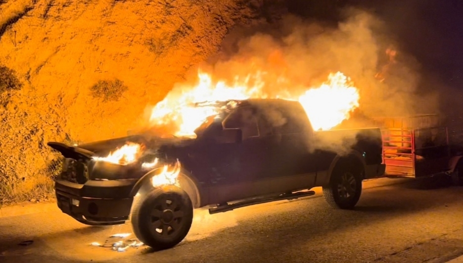 Bomberos de Arteaga sofocan vehículo en llamas