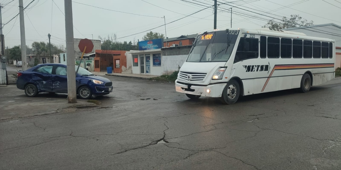 Se atraviesa y camión de transporte de personal lo embiste