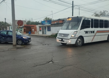 Se atraviesa y camión de transporte de personal lo embiste