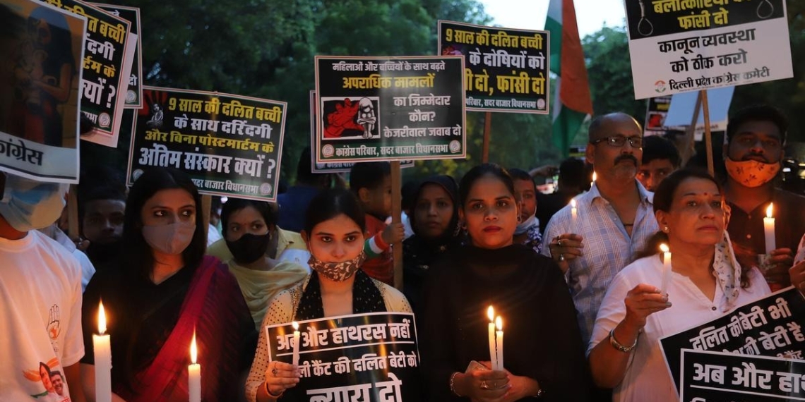 Detienen a 8 hombres en la India por abusar en grupo de una menor de 16 años