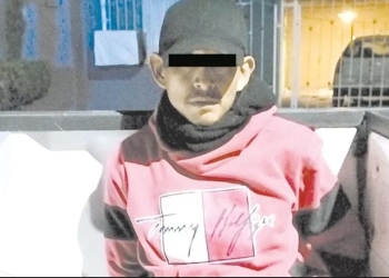 Lo detienen por golpear a su esposa pero ella lo defiende