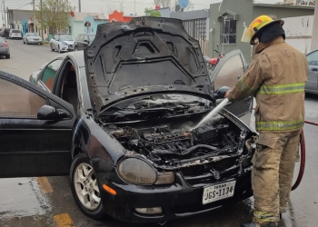 Corto provoca incendio en vehículo