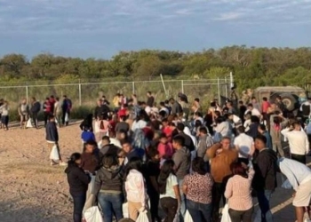 Grupo de 700 migrantes asegurado al norte de Eagle Pass cruzó por Piedras Negras