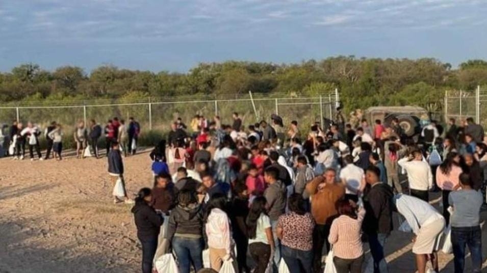 Grupo de 700 migrantes asegurado al norte de Eagle Pass cruzó por Piedras Negras
