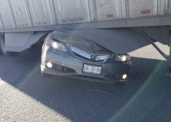 Auto termina debajo de un tráiler