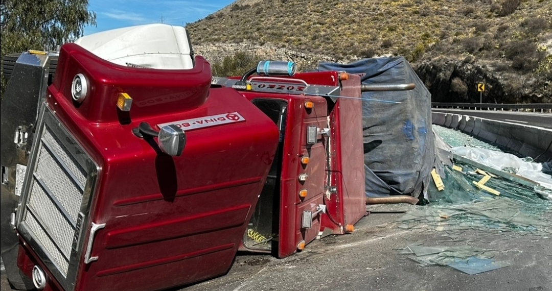 Vuelca tráiler en Los Chorros