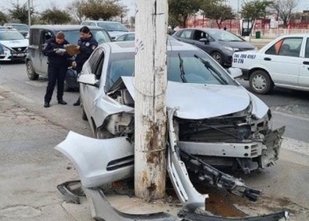 Por falla mecánica estrella su vehículo contra poste